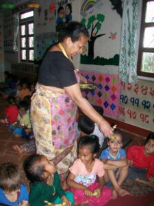 Sukumari Didi au jardin d'enfant de Panauti, 2016.