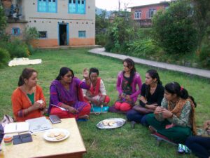 Réunion pédagogique avec les étudiantes institutrices conduite par Sabita et Manju à PCH, Panauti, 2014.