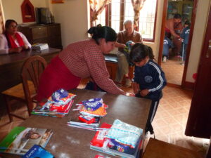 Centre médico-social de Panauti, distribution de matériel scolaire et d'hygiène, 2022.