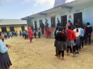 Distribution de pullovers dans une petite école publique, dans la montagne au-dessus de Panauti, décembre 2023.